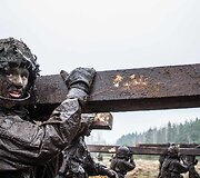 Vaidoto bataliono kariai įveikia kliūčių ruožą &ndash; Vaidotėno taką