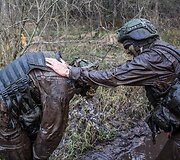 Vaidoto bataliono kariai įveikia kliūčių ruožą &ndash; Vaidotėno taką