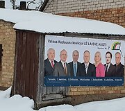 Roki&scaron;kyje netikėtoje vietoje esanti politinė reklama.