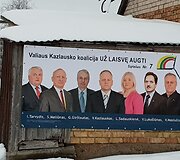 Roki&scaron;kyje netikėtoje vietoje esanti politinė reklama.