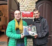 Saulius Pilinkus su vyriausiuoju sūnumi Kasparu, gimusiu porą metų anksčiau nei Užupio Respublika. Jų rankose 1999-ųjų balandžio 1-ąją toje pačioje vietoje daryta nuotrauka