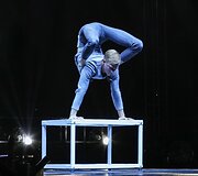 Įspūdingas stichijų &scaron;ou &Scaron;akiuose: ugnies pasaka, akrobatė taurėje vandens, gimnastė stiklo burbule