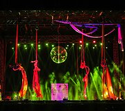 Įspūdingas stichijų &scaron;ou &Scaron;akiuose: ugnies pasaka, akrobatė taurėje vandens, gimnastė stiklo burbule