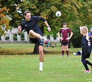 2019 metai rugsėjis, Paežeriai, Vilkavi&scaron;kio rajonas, &scaron;eimų futbolo turnyro momentas su kamuoliu Martynas Karpavičius