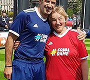 2018 metai, Prancūzija, Lionas,  Sūduvos močiučių moterų futbolo klubo įkūrėja Ramutė Kartavičienė su Portugalijos futbolo legenda Luisu Figo