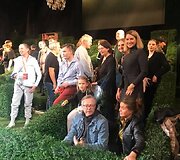 Kūrybinė grupė ir žiūrovai scenoje po spektaklio
