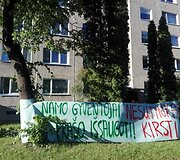 Plakatas prie&scaron; medžių kirtimą