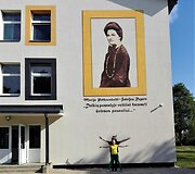 Dailininkės iniciatyva Marijampolėje ant tunelio sienų įamžinami žmonių veidai
