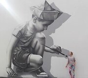 Dailininkės iniciatyva Marijampolėje ant tunelio sienų įamžinami žmonių veidai