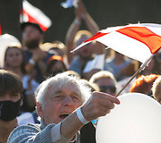 Tūkstančiai žmonių susirinko į demonstraciją Minske palaikyti opozicijos kandidatę (atnaujintas)