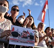 Tūkstančiai žmonių susirinko į demonstraciją Minske palaikyti opozicijos kandidatę (atnaujintas)