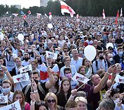 Tūkstančiai žmonių susirinko į demonstraciją Minske palaikyti opozicijos kandidatę (atnaujintas)