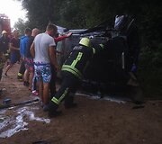 Neblaivaus vyro vairuojamas BMW nuo kelio numu&scaron;ė ūkininko &bdquo;Nissan&rdquo;: grįžinėjo pamelžęs karves