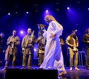 Aistė Smilgevičiūtė ir grupė &bdquo;Skylė&ldquo; pristatė pirmąjį žemaiti&scaron;ką albumą