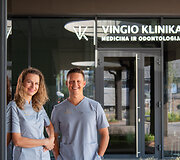 Vingio klinikos įkūrėjai gyd. odontologai Audrius Čaplikas ir Marija Jagminaitė Čaplikienė