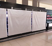 I&scaron;tu&scaron;tėję prekybos centro lentynos viename Malagos prekybos centrų