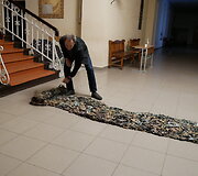 Volodymyro mieste Ukrainoje neriami maskuojantys tinklai, siuvamos liemenės 