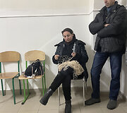 Volodymyro mieste Ukrainoje neriami maskuojantys tinklai, siuvamos liemenės 