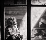 Fotografija i&scaron; serijos &bdquo;Senų dvarų vaikai&ldquo;