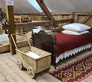 Zanavykų etnografiniame kampe &ndash; vygė, medinis vežimėlis kūdikiui ir autenti&scaron;kai paklota lova