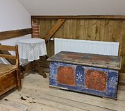 Skrynia ir (kairėje) &scaron;liobankas &ndash; suolelis, galintis virsti gultu netikėtai užklydusiam svečiui (patalynė laikoma dėžėje po suoleliu)