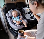 Pora su 10 mėn. dvynukais keliauja autobusiuku