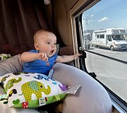 Pora su 10 mėn. dvynukais keliauja autobusiuku