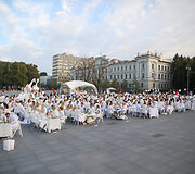 Baltosios vakarienės Luki&scaron;kių aik&scaron;tėje akimirka 