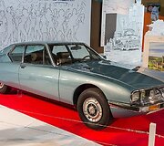 Priekiniai &bdquo;Citro&euml;n SM&ldquo; žibintai sukiojosi kartu su vairu, taip suteikdami geresnį matomumą posūkiuose