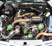 Žvilgsnis po &bdquo;Citro&euml;n SM&ldquo; kapotu &ndash; Maserati variklis yra sumontuotas viduryje, o žalios sferos yra važiuoklės komponentai
