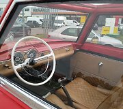 Retro stilius atkartojamas ir automobilio salone, kur galės įsitaisyti trys žmonės.