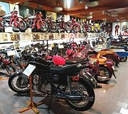 Vienintelėje muziejaus salėje &ndash; motociklų gausybė. Pirmame plane &ndash; Suzuki ir Hercules motociklai su rotoriniais varikliais.