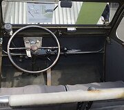 Citro&euml;n 2CV salonas &ndash; tik ampermetras ir spidometras, kuris neveikia, kai įjungiami valytuvai