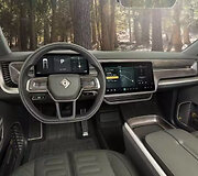 Rivian R1T salonas primena standartinį automobilį &ndash; viskas pažįstama ir paprasta