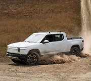 Rivian R1T yra pana&scaron;esnis į klasikinį darbinį pikapą, todėl jam tiks ir įprasti jų priedai