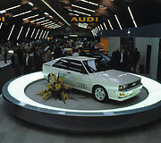  1980 m. pavasarį vykusioje tarptautinėje Ženevos automobilių parodoje &bdquo;Audi&ldquo; pristatė pirmąjį visų ratų pavara varomą &bdquo;quattro&ldquo;. 
