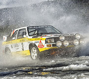  1984 m. legendinis &scaron;vedų lenktynininkas Stigas Blomquistas i&scaron;kovojo pasaulio ralio čempiono titulą ir kartu užtikrino &bdquo;Audi&ldquo; pergalę tarp automobilių gamintojų.