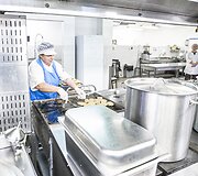 Santaros klinikų maisto tiekimo akimirka
