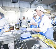 Santaros klinikų maisto tiekimo akimirka