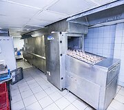 Santaros klinikų maisto tiekimo akimirka. Plovimo ma&scaron;ina