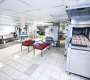 Santaros klinikų maisto tiekimo akimirka. Plovimo ma&scaron;ina