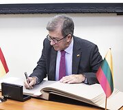 Parodos atidarymo akimirka