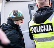 Vilniuje &ndash; protestas prie&scaron; veido kaukes