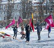 Daug protesto dalyvių nedėvėjo kaukių ir jas užsismaukdavo tik policijos ar fotoreporterių akivaizdoje