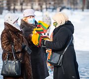 A.G.Astrauskaitė dalino trispalves visiems mitingo dalyviams ir smalsuoliams