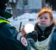 Moteris be kaukės turėjo ai&scaron;kintis pareigūnais, kurie papra&scaron;ė jos parodyti asmens dokumentus
