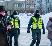 Pora aik&scaron;tėje budėjusių policininkų 15min teigė, kad protesto dalyviai būriuojasi saugiai, bet karantino pažeidimai esą fiksuojami
