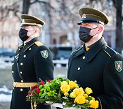 Gėlių padėjimas prie Kovo 11-ajai skirto paminklo