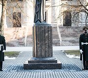 Gėlių padėjimas prie Kovo 11-ajai skirto paminklo
