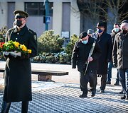 Gėlių padėjimas prie Kovo 11-ajai skirto paminklo
